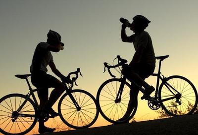 自行車運(yùn)動(dòng)指南:頭盔必須佩帶 熱身最為關(guān)鍵_戶外頻道_新浪競技風(fēng)暴_新浪網(wǎng)