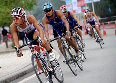 圖文-海峽杯鐵人精英賽開(kāi)賽運(yùn)動(dòng)員在自行車比賽_綜合體育_新浪競(jìng)技風(fēng)暴_新浪網(wǎng)