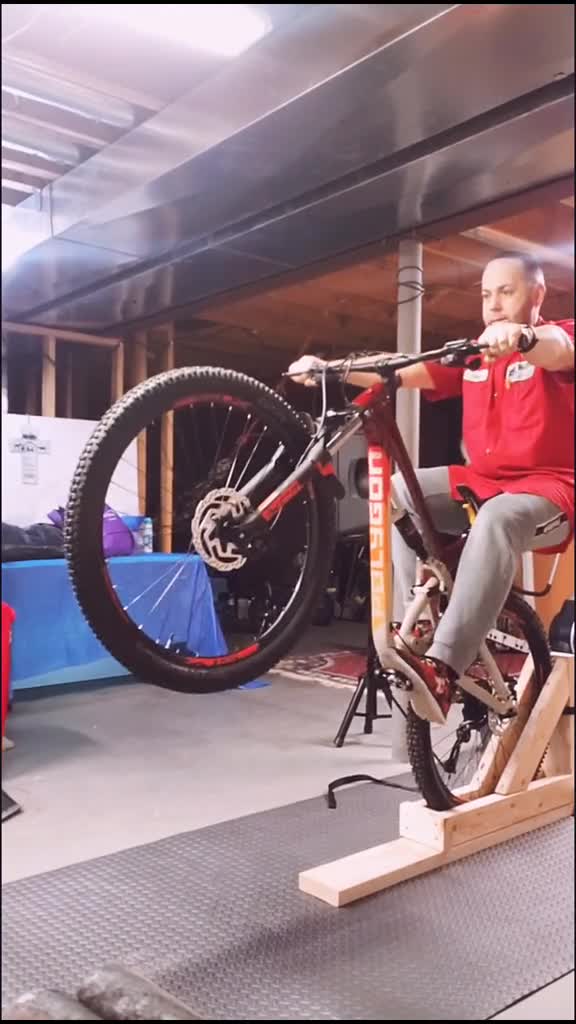 polygon bike是一家國(guó)際知名的專(zhuān)業(yè)自行車(chē)公司 主要生產(chǎn)制造鋼 鋁合金 碳纖維等材質(zhì)的自行車(chē) 其設(shè)計(jì)團(tuán)隊(duì)和研發(fā)團(tuán)隊(duì)中,有許多國(guó)際知名的一線冠軍騎手 產(chǎn)品特色比較注重用戶的體驗(yàn) 在車(chē)界獨(dú)樹(shù)一格的polygon,擁有著自主生產(chǎn),專(zhuān)業(yè)組裝和終端銷(xiāo)售的一站